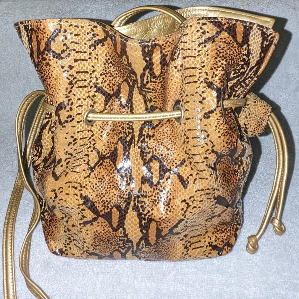 Vintage DAWLI snakeskin drawstring crossbody bag.